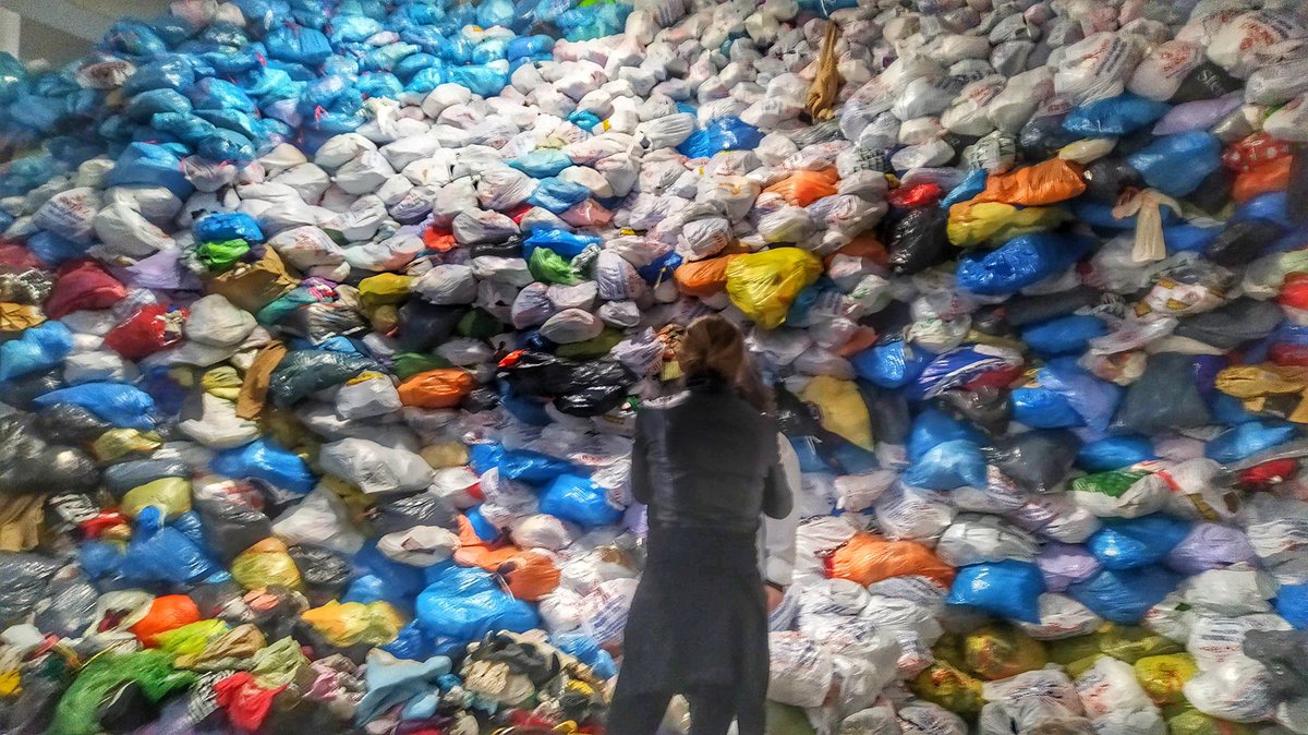 49_razones's tweet photo. Sintiéndonos minúsculas entre las toneladas de bolsas de ropa para reciclar de #Insertega. Son momentos impactantes de nuestro proceso creativo que muy pronto compartiremos con vosotros. #49Razones #consumosostenible #modasostenible #artistaslocales @ConcelloCoruna https://t.co/0LZyCULmxE