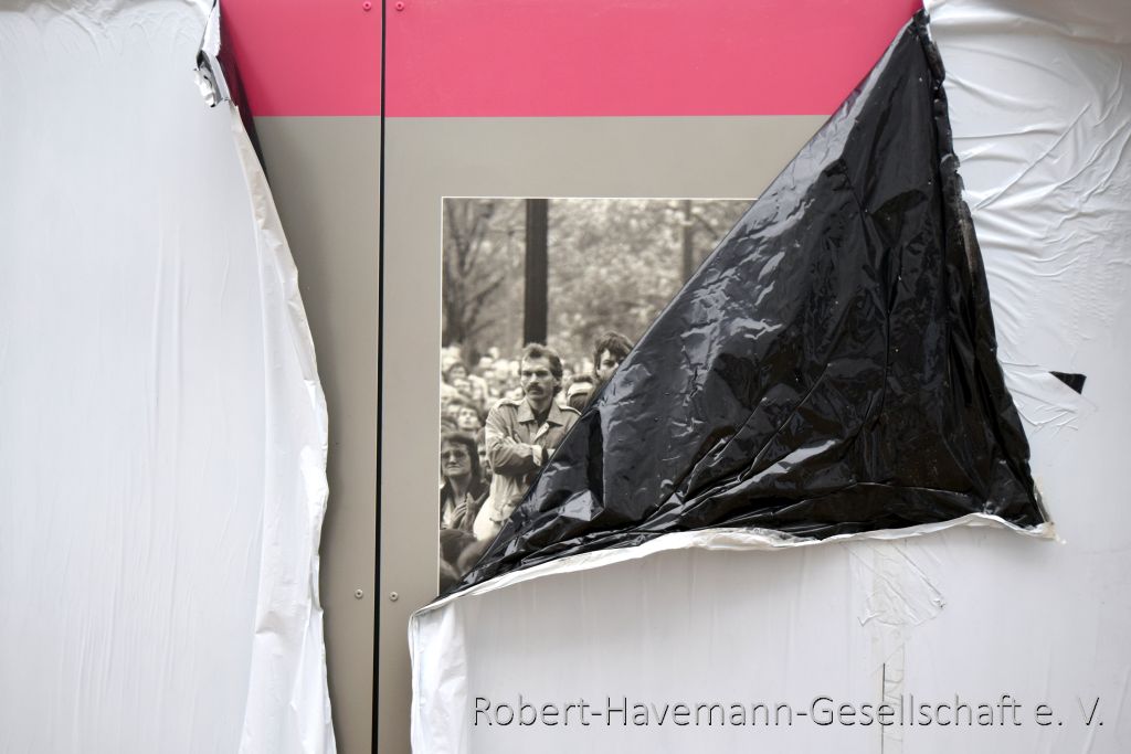 Rev89_de's tweet photo. Unsere Internetseite zu @Rev89_de sieht zurzeit wie eine Baustelle aus. Die Seite wird gerade zukunftssicher gemacht und mit wichtigen Updates versehen. Im neuen Jahr sind alle Informationen und Bilder zur Friedlichen Revolution wieder in gewohnter Qualität abrufbar. https://t.co/8k7USVh1xt