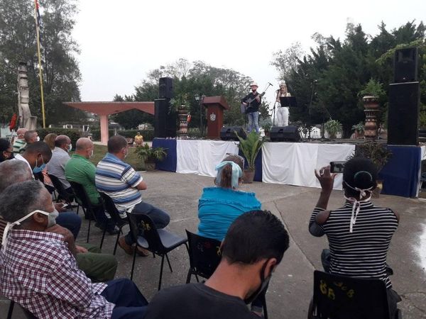 #Ahora celebran en Villa Clara acto por la Liberación del poblado de Báez con la presencia de <a href="/yudi_mercedes/">Yudi Mercedes Rodríguez Hernández</a>, Primera Secretaria del PCC  en la Provincia, y @AlbertoLpzDiaz, Gobernador Villa Clara.