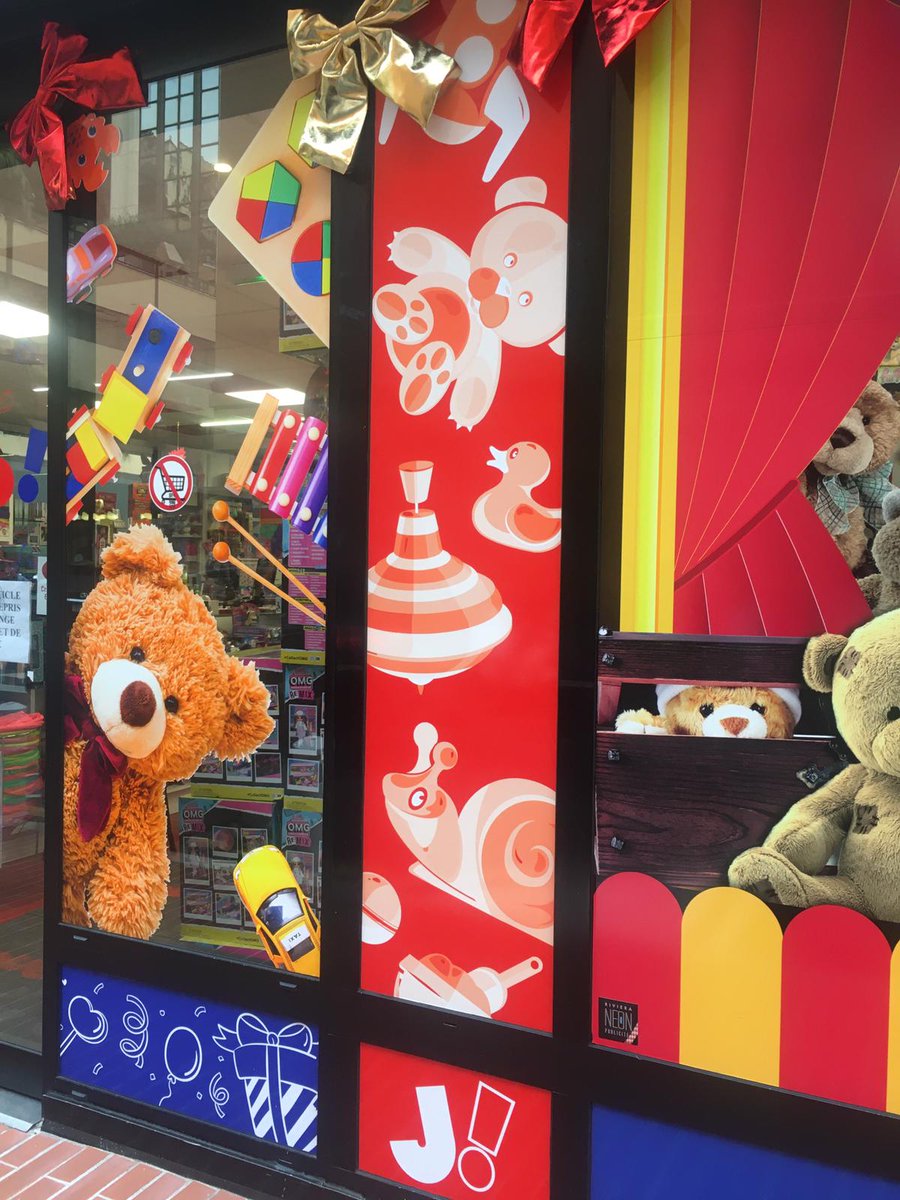 mullygraph's tweet photo. Réfection des décorations d'une vitrine Joué Club Monaco https://t.co/0BwBGxhWHj