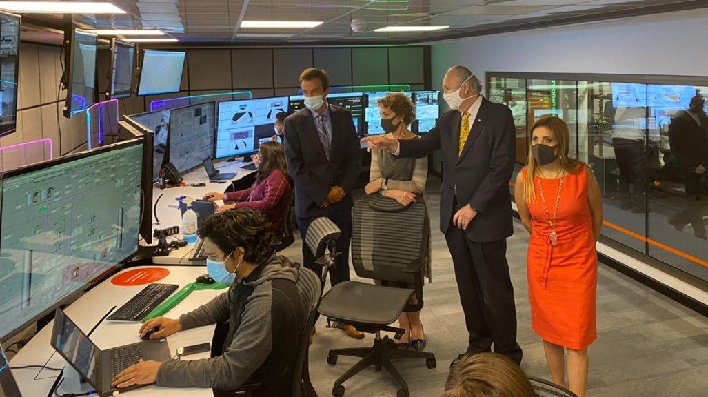 subtel_chile's tweet photo. Los ministros @Gloriahutt y @bprokurica, la subsecretaria @pamgidi, el VP de Tecnología y Automatización de @CodelcoChile, Álvaro García, y representantes de @Nokia y #PSInet, dieron a conocer esta innovación en el Centro Integrado de Operaciones-Estratégico de CODELCO. https://t.co/9GbIwkXs1V