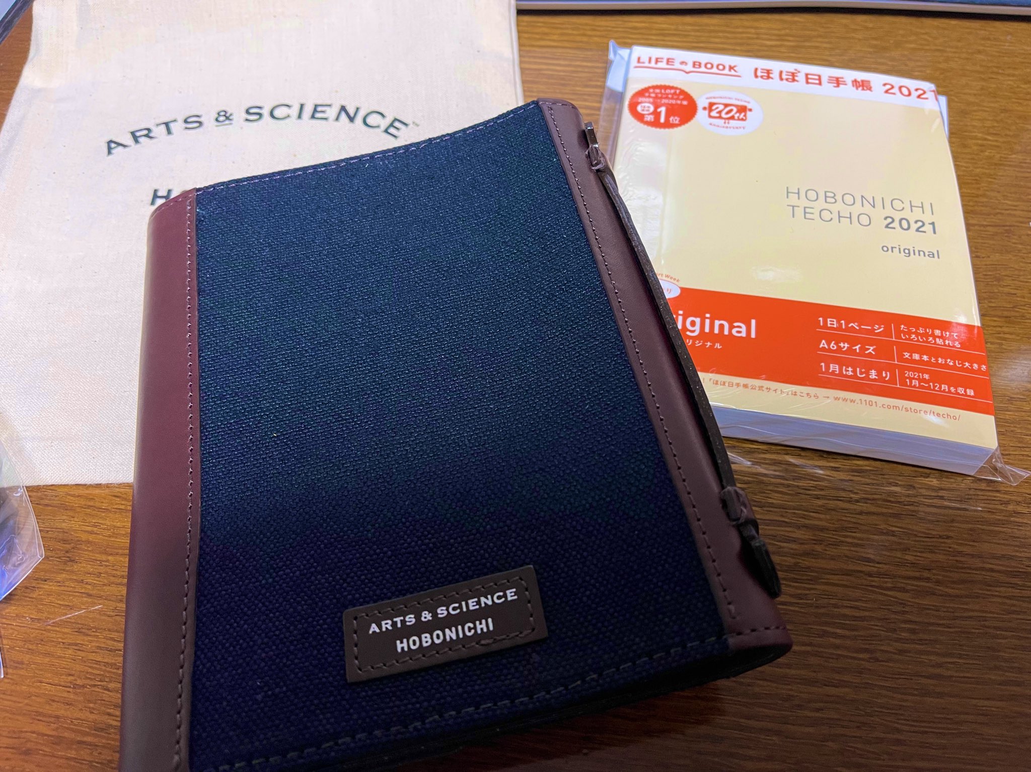 カンダマサヨシ 気分転換にと思って 心機一転 ほぼ日手帳のサイズをオリジナルに変えて 10年ぶりにカバーごと新しい手帳に変えました カバーも少し値段が張るやつに 何年も使うつもりで カンダマサヨシ 気分転換にと思って 心機一転 ほぼ日手帳のサイズをオリジナルに変えて 10年ぶりにカバーごと新しい手帳に変えました カバーも少し値段が張るやつに 何年も使うつもりで