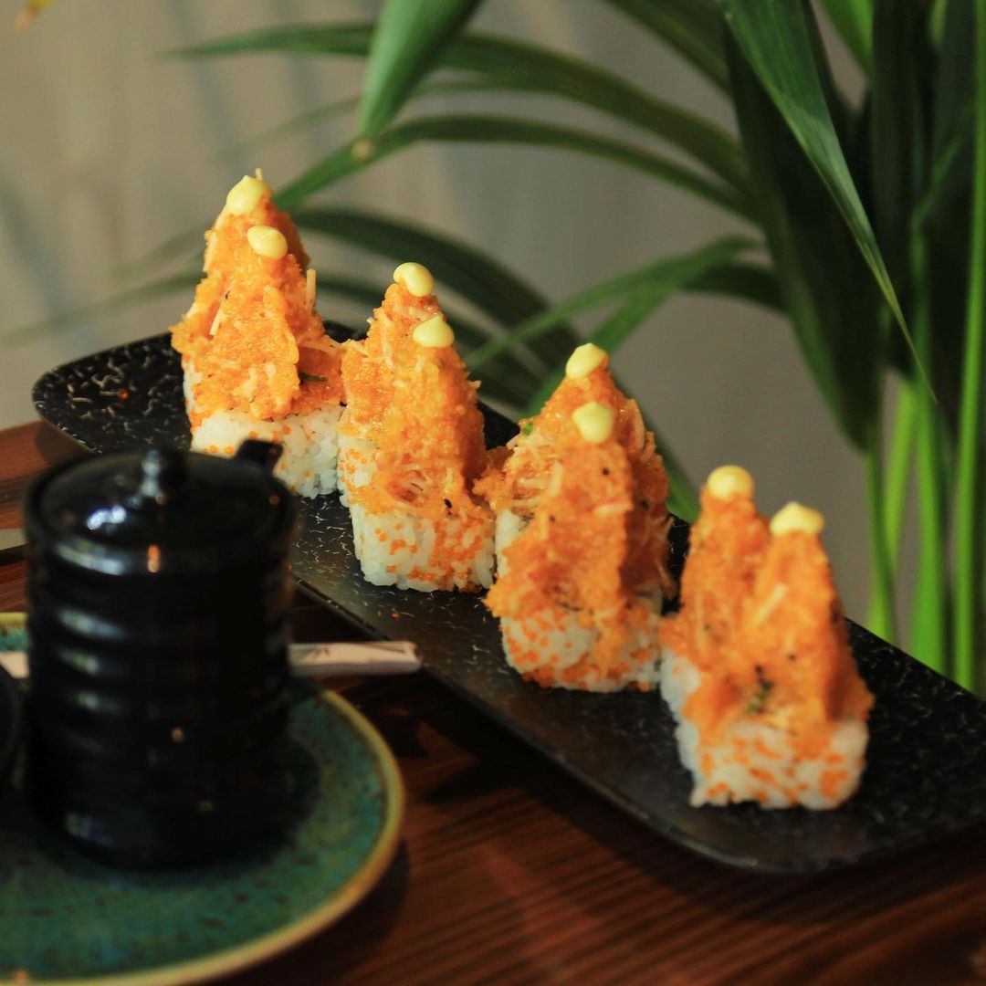 AlAinSquare's tweet photo. Looking for some sushi for lunch?
Try this delicious and creatively prepared spicy tempura sushi - the Signature Tower Roll from Take, located in the heart of Al Ain Square.

#sushi #AlAin #AlAinSquare #takeuae #restaurant #good #food #seafood #prawns
@takeuae @alainsquare @alain https://t.co/TzgrJ6BLlZ