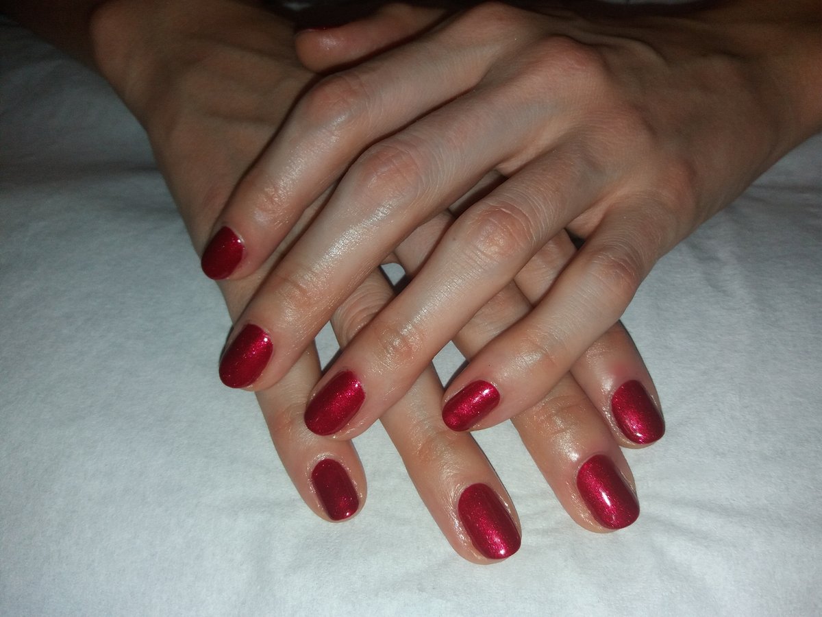 Have you chosen your Christmas nail colour yet? 💅🏻🎄🥳 This colour is called 'Rocking my Stocking' perfect for Christmas ❤️

#schwarzkopf #schwarzkopfprofessional #apassionforhair #nails #beauty #christmasnails #janetmaitlandhairexcellence