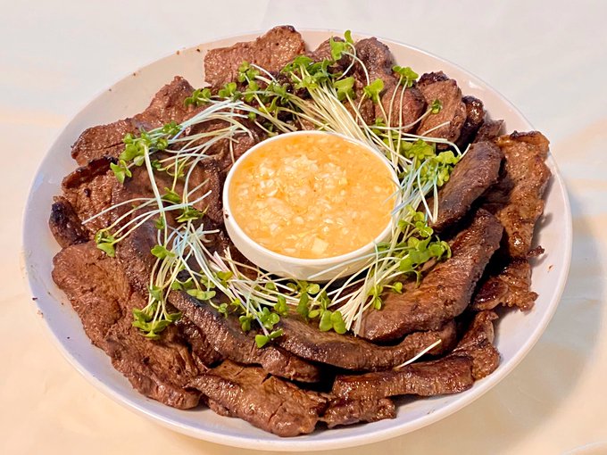 コストコで買った牛タンにネギ塩ソースを添えてみた!!🎉
700g以上あるよ...!!🥺🥩✨ 