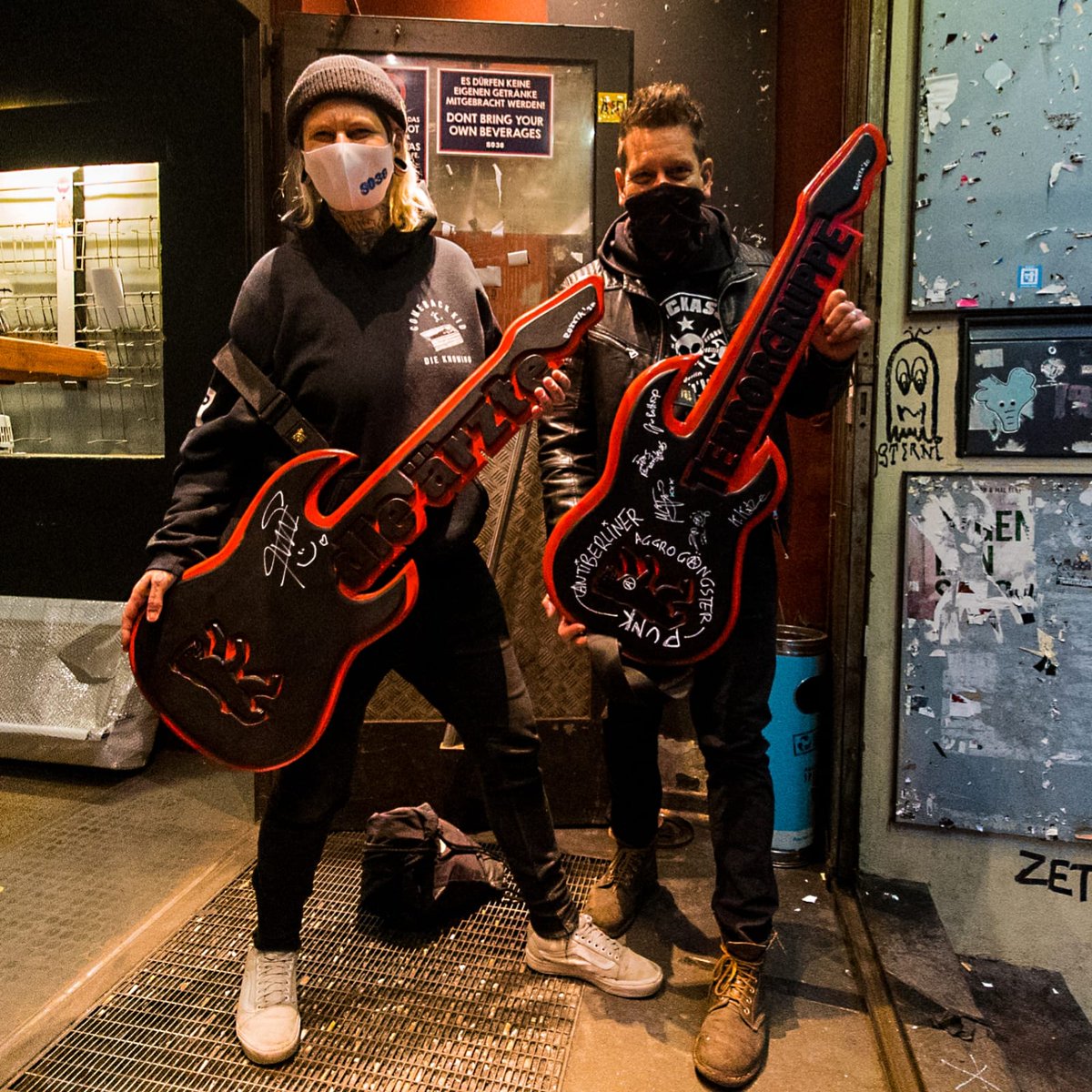 Danke an #dieÄrzte und @TGAggropop! Die #rettetdieberlinerclubs Aktion von #roxxta_design ist fantastisch! Die mit Autgrammen versehen Gitarren werden demnächst bei uns versteigert. 💜💜💜