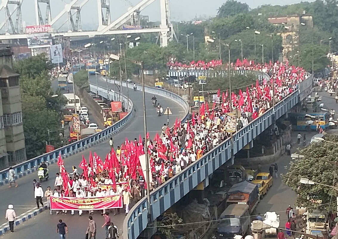 CPIM_WESTBENGAL's tweet photo. Kolkata today !
-In solidarity with #FarmersProtest of Delhi
- Scrap Anti farmers Agriculture bills
-Bring alternative agriculture bills in WB Assembly
- #No2Communalism
#BengalForFarmers https://t.co/cxFwGdqm3Y