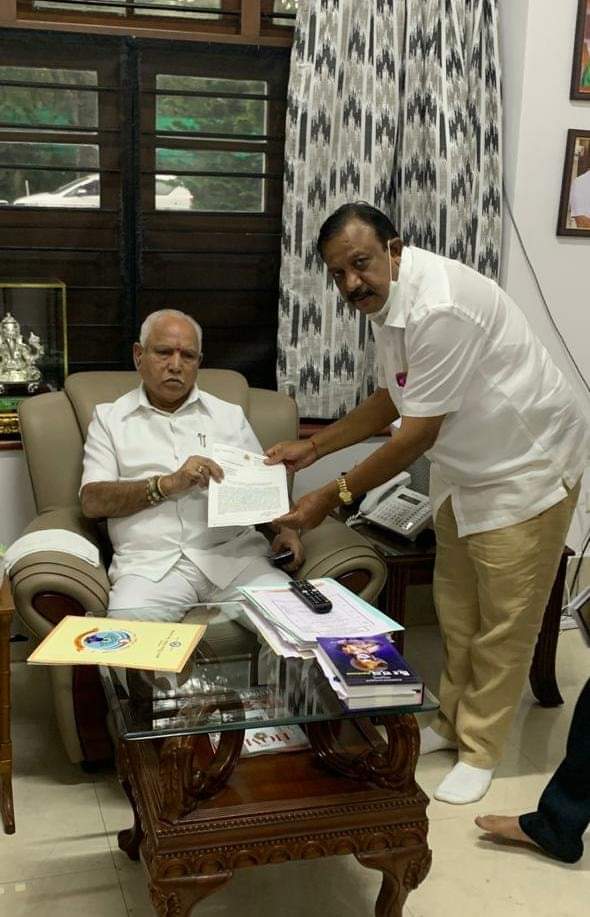 SMurthyBJP's tweet photo. ಬ್ರಾಹ್ಮಣರ ಬಗ್ಗೆ 6 ನೇ ತರಗತಿ ಹಾಗೂ 9 ನೇ ತರಗತಿಯ ಪಠ್ಯ ಪುಸ್ತಕದಲ್ಲಿ ಅವಹೇಳನ ಅಂಶ ಇದೆ ಎಂದು ತಿಳಿದು ಬಂದ ತಕ್ಷಣ, ಮಾನ್ಯ ಮುಖ್ಯಮಂತ್ರಿಗಳಾದ ಶ್ರೀ ಬಿ.ಎಸ್.ಯಡಿಯೂರಪ್ಪ ರವರನ್ನು ಬೇಟಿ ಮಾಡಿ ನಿವೇದನ ಪತ್ರಿಕೆ (memorandum) ನೀಡಲಾಯಿತು, 
@BSYBJP @CMofKarnataka 
@BJP4Karnataka https://t.co/l2cQrN4AsK