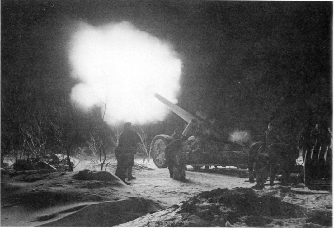 The Divisional artillery (1352 Art Rgt) along with the rest of 7th Army guns & rocket launchers (434 & 216 respectively), commenced a 10 minute barrage of 8-10k rounds at the designated breakthrough points & supposed key points beyond. 4)