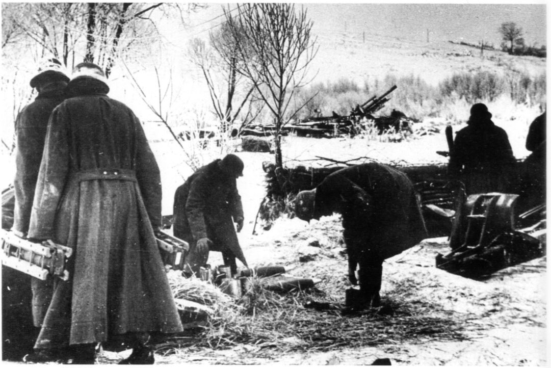 The Divisional artillery (1352 Art Rgt) along with the rest of 7th Army guns & rocket launchers (434 & 216 respectively), commenced a 10 minute barrage of 8-10k rounds at the designated breakthrough points & supposed key points beyond. 4)