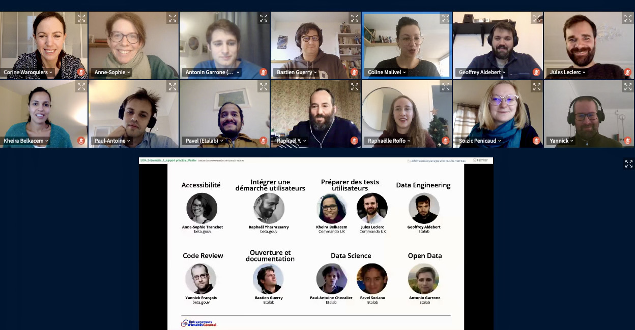 Capture d'écran d'un webinaire. 14 personnes (en webcam) sourient devant leur caméra. Un écran est partagé, avec une diapositive qui indique : "Accessibilité - Anne-Sophie Tranchet, beta.gouv" ; "Intégrer une démarche utilisateurs - Raphaël Yharrassarry, beta.gouv" ; "Préparer des tests utilisateurs - Kheira Belkacem et Julien Leclerc, commando UX" ; "Data engineering - Geoffrey Aldebert, Etalab" ; "Code Review - Yannick François, beta.gouv" ; "Ouverture et documentation - Bastien Guerry, Etalab" ; "Data Science - Paul-Antoine Chevalier et Pavel Soriano, Etalab" et "Open Data - Antonin Garrone, Etalab"