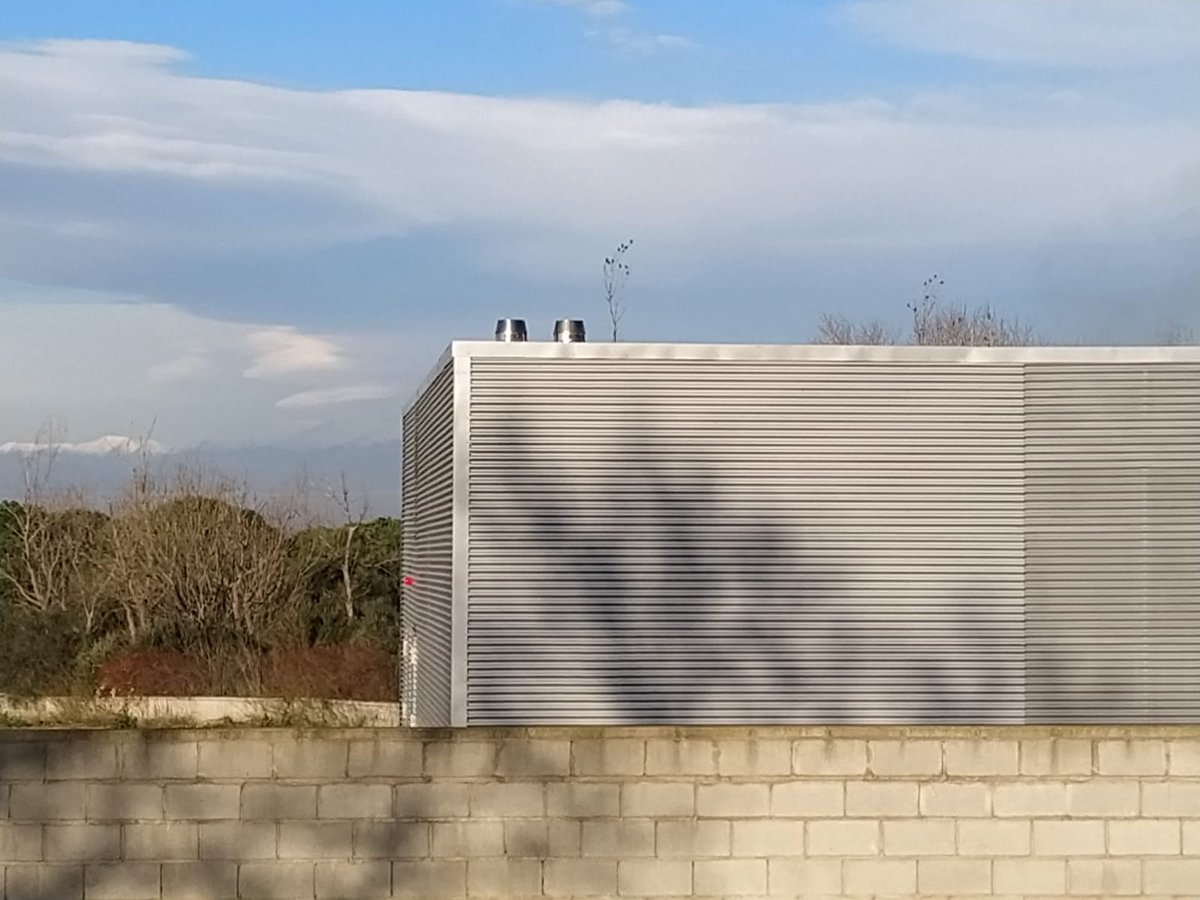 Avui s'ha recepcionat la caldera de biomassa a <a href="/AjRoses/">Ajuntament de Roses</a> que permetrà donar servei de calefacció i aigua calenta a
🏊‍♀️la Piscina Municipal, 
⛹️‍♀️al Pavelló Poliesportiu i 
 🤸a l'Estadi del Mas Oliva <a href="/DiputacioGirona/">Diputació de Girona</a>