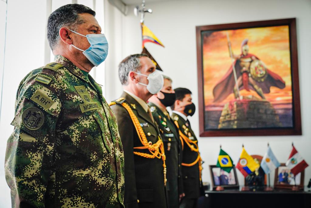COL_EJERCITO's tweet photo. #Actualidad | El segundo comandante del Ejército MG Carlos Iván Moreno Ojeda, impone medalla #FeEnLaCausa a los agregados militares de #Argentina, #Brasil y #Perú, en agradecimiento por su contribución al fortalecimiento de los lazos de cooperación entre naciones. #DIRIE https://t.co/HXVSSQOXNx
