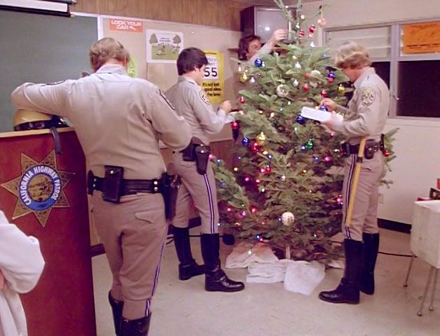 IL0VEthe80s's tweet photo. Decorating the tree... https://t.co/ItwwSpFIXn