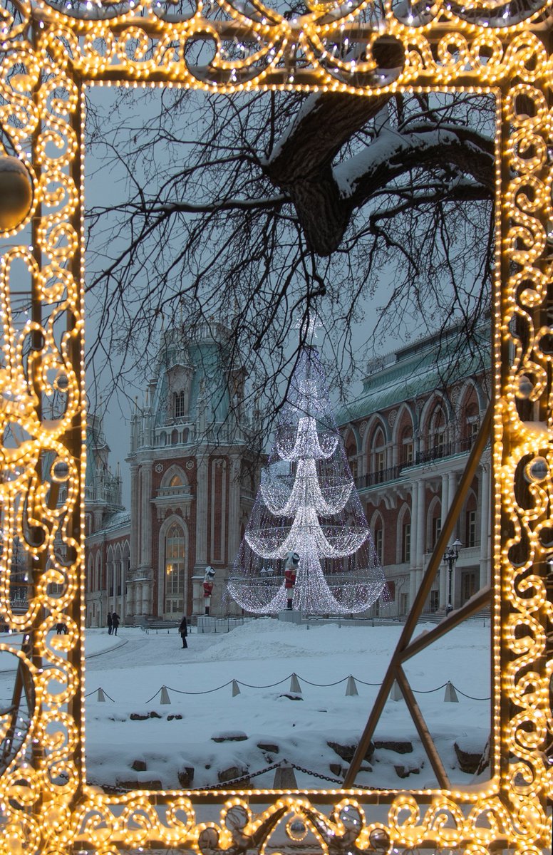 Хоть наши музейные руки и связаны, еще есть пространство для возвращения новогоднего настроения. Иллюминация - done. Кони, несущие к расширению вселенной - на старте. Рамка для эго - поставлена. Всё посконно, без джингл белз (они и так везде).