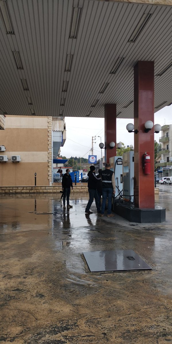 statesecuritylb's tweet photo. مؤازرة مصلحة الاقتصاد ومصلحة الزراعة في النبطية في جولة على المحلات والتعاونيات ومحطات المحروقات ومحلات بيع المواد الزراعية لضبط الاسعار . https://t.co/v2LkNGLU54