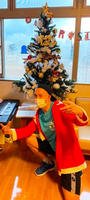 久村秀夫 On Twitter おやじダンサー 56歳にして Niziu Make You Happy を踊ることになろうとは 今日は施設のお仕事 クリスマス会で盛り上がりました 施設利用者様とスタッフ みんなでクリスマスソングを歌ったり スタッフのダンスを観て楽しん