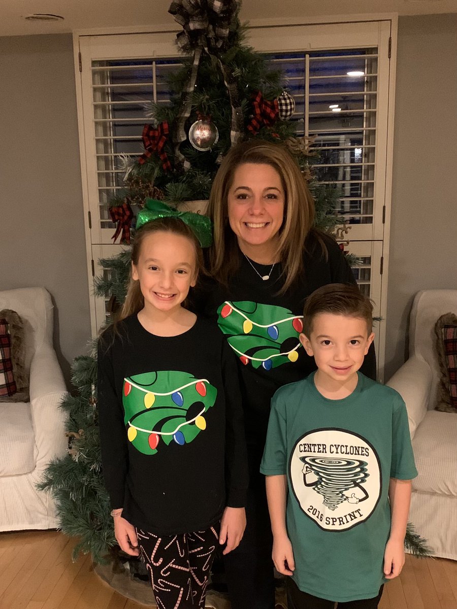 Benvenuto_teach's tweet photo. Holiday Mayfield Spirit Day with my 2 special Zoomies!! 💚🎄💚🐾💚🌪 #luckytobeacyclone ☘️ https://t.co/LSHJbneWLu