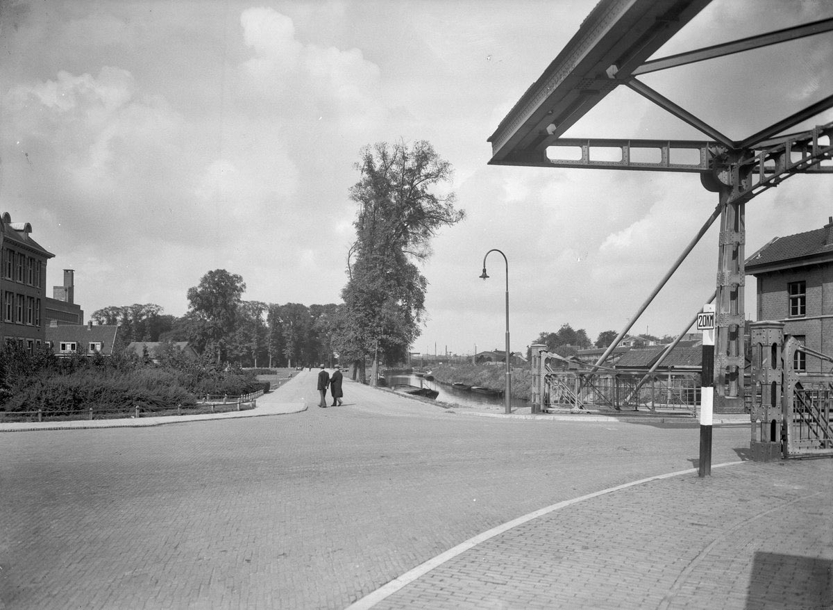 Coornhert030's tweet photo. De #Vondellaan in #Utrecht herken je nauwelijks terug in deze foto uit 1936. https://t.co/zt3SJCaeJo