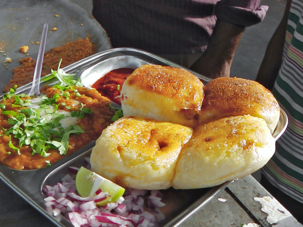 Dil craving for Pav Bhaji!!
The butter glazed pans with lemon squeezed spicy bhaji with a divine blast of flavours!

#mumbaipavbhaji #eveningsnacks #bhajipav #desisnacks #eveningcravings #indianfoodies #mumbaifoodies #delhifoodies #kolkatafoodies #punefoodies #bangalorefoodies