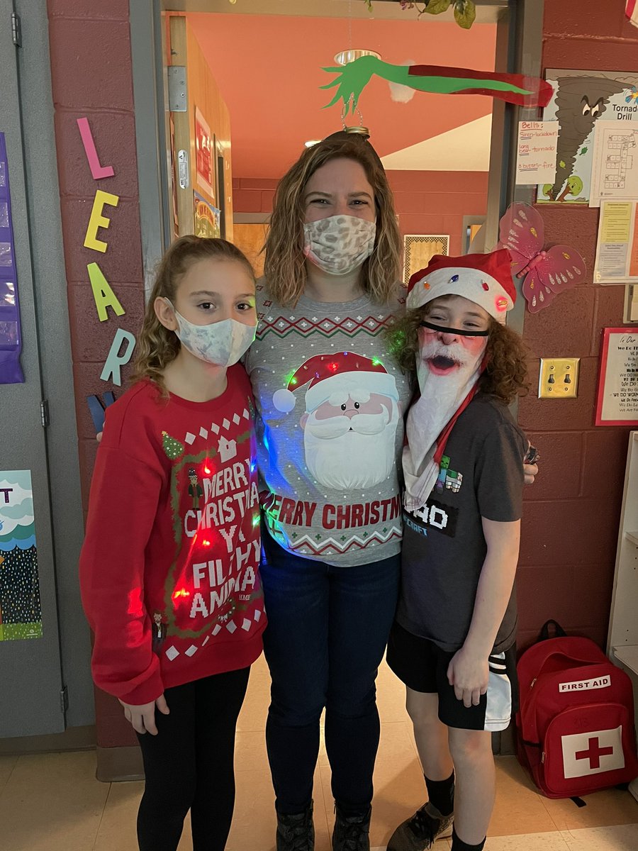 Bgi_teacher's tweet photo. When your AP “lights up” with the kiddos. #almostchristmas @BrocksGapBucs @meghandenson8 https://t.co/KHlkctJysT