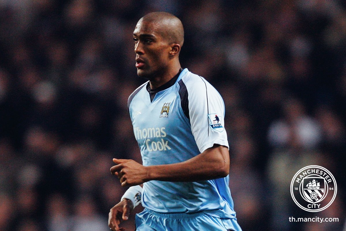 ManCityTH's tweet photo. สุขสันต์วันเกิด อดีตปราการหลังสุดแกร่งของเรา "ซีลแว็ง ดิสแต็ง" 🇫🇷 🍰
ดาวเตะฝรั่งเศสรายนี้ค้าแข้งกับซิตี้ระหว่างปี 2002-2007, และลงเล่นในสีเสื้อเรือใบสีฟ้ามากกว่า 200 นัด 💙 #Sylvain #Distin
🔷 #ManCityth | https://t.co/4KJkupTAZC https://t.co/r9LTq5T4OY