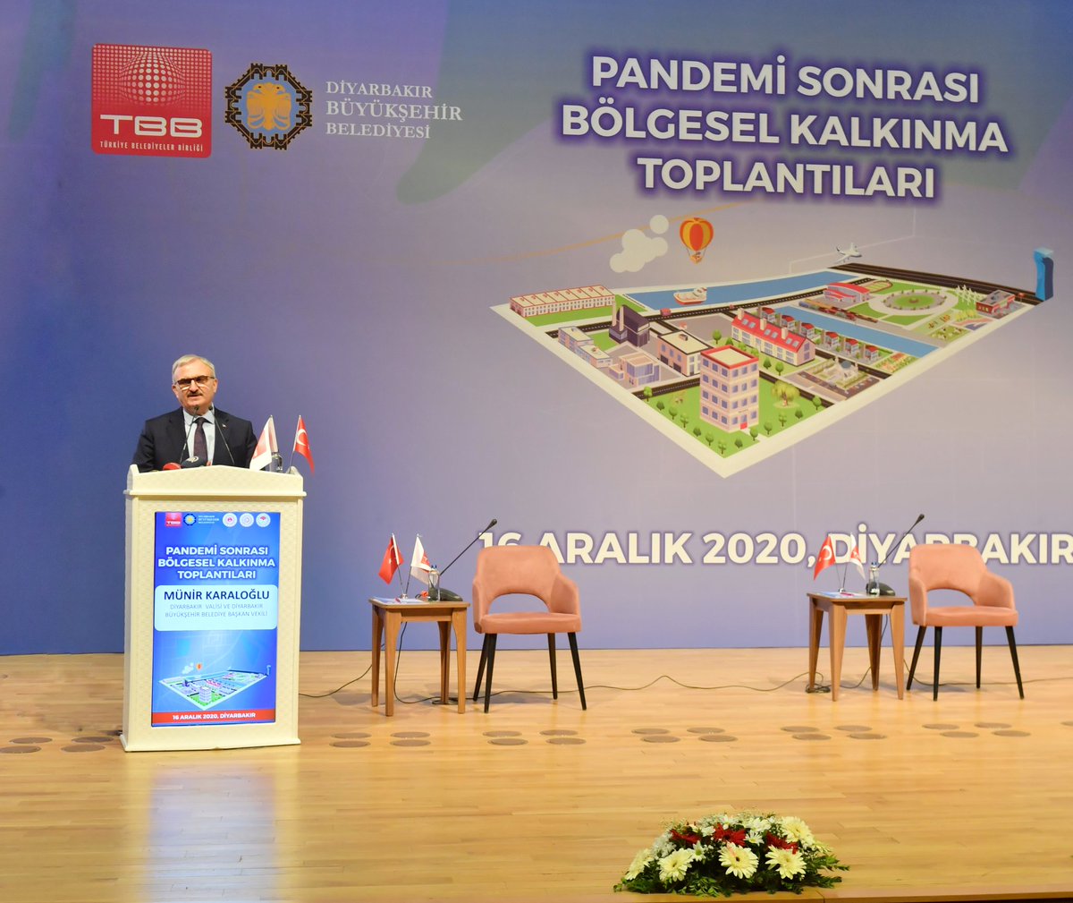 TBB's tweet photo. #TBB Pandemi Sonrası Bölgesel Kalkınma Diyarbakır Toplantısının açılış konuşmalarını #TBB Başkanı @FatmaSahin, Diyarbakır Valisi @munirkaraloglu, @csbgovtr Bakan Yardımcısı @hasansuvertr ve @TCSanayi Bakan Yardımcısı Dr. Çetin Ali Dönmez yaptı.

➡️ https://t.co/A8uKEN2LTS https://t.co/2p7FwAMIvD