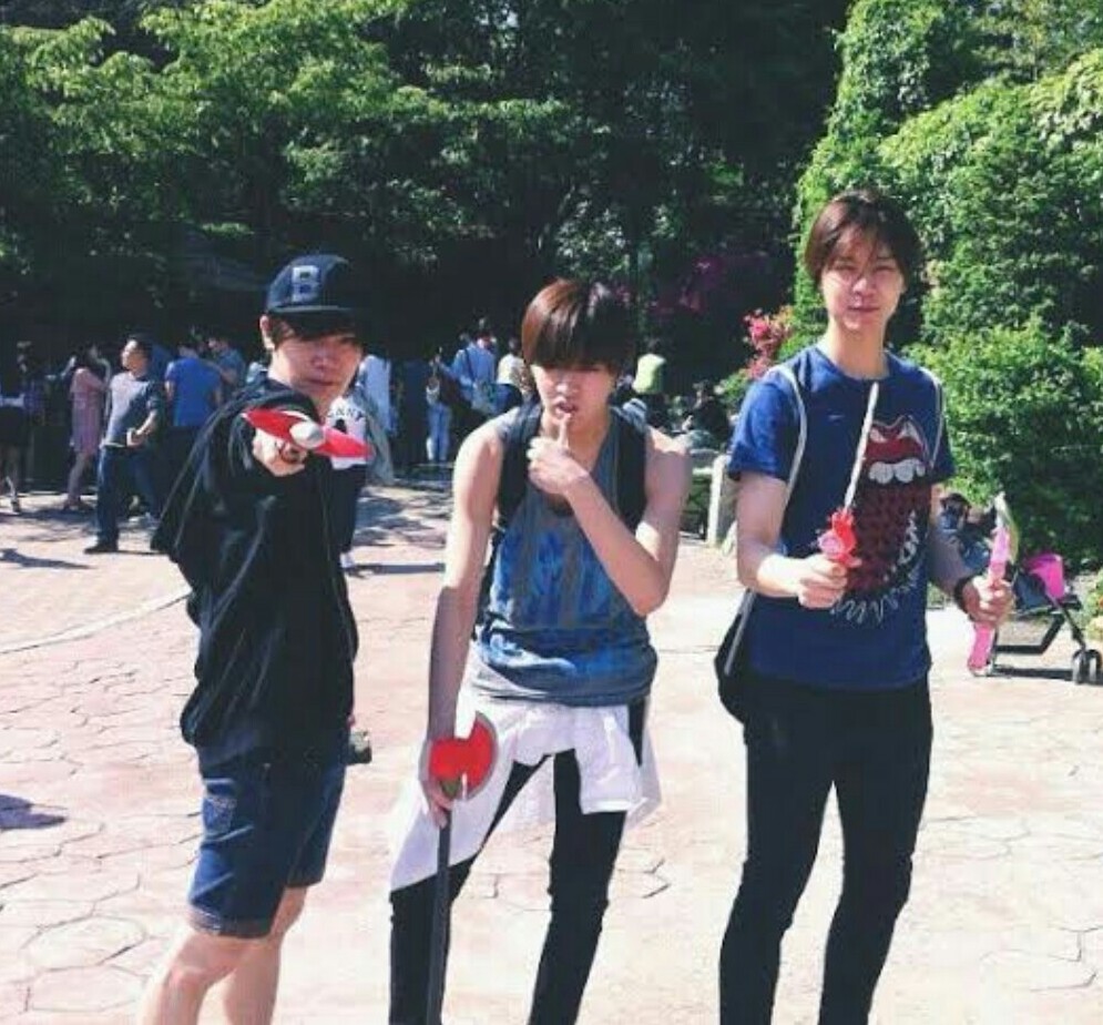 tendosangyuuu_'s tweet photo. Did we                                  Yes we
make it?                               made it! https://t.co/cBMkECKIea