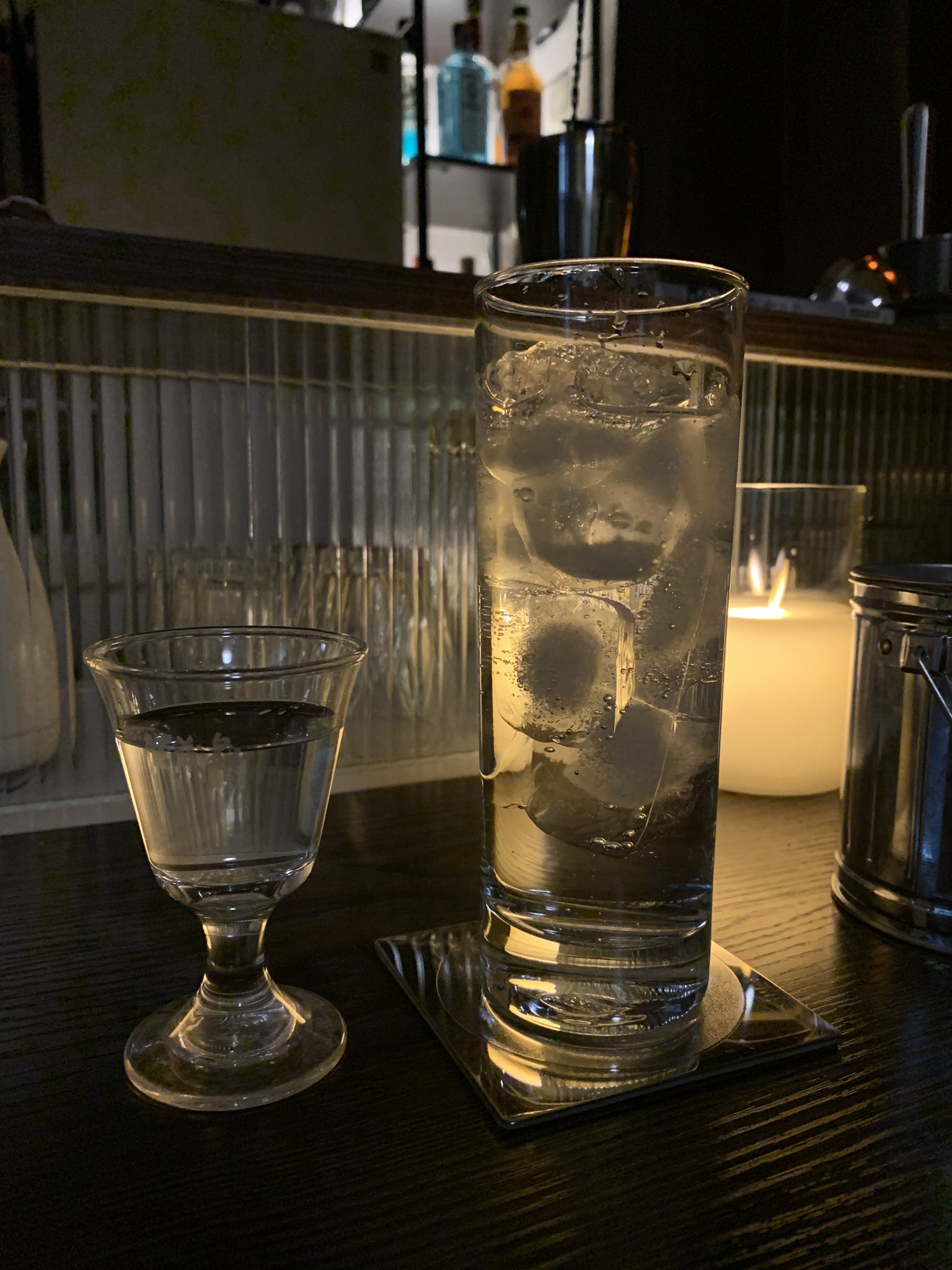 タムジュン 家でジントニックをチェイサーにマティーニ飲みながら好きな音楽聴いて本読んで これ最高だわ 家の一角barにしてよかった カクテルグラス買おう 日本酒グラスだとマティーニ感ない T Co 7dqr9vie0m Twitter