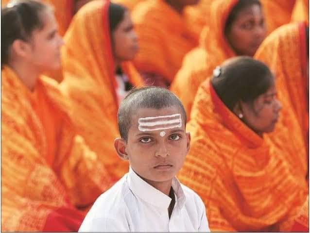 GahloutSahab's tweet photo. साउथ इंडियन फिल्मों की एक खास बात है कि वो हमेशा संयुक्त परिवार, हिन्दू धर्म के प्रति आस्था मन्दिर दिखाते हैं..

और भगवान का अपमान कभी नहीं दिखाते।🙏🚩 https://t.co/GA8QfeoI4b