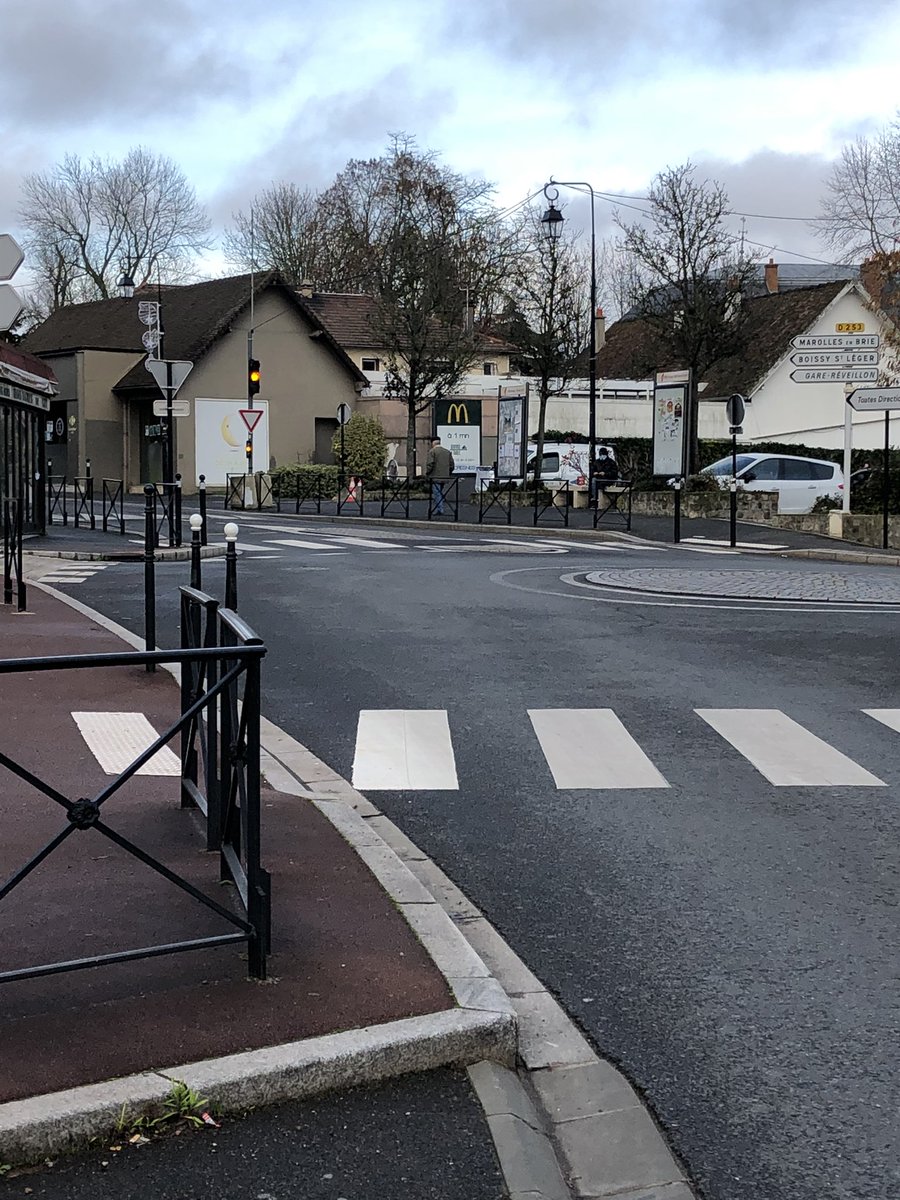 #villecresnes Déplacement des feux en centre-ville pour une circulation plus fluide.