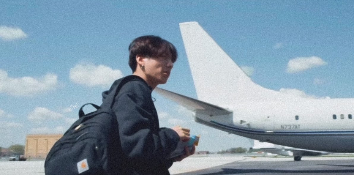 archiveforJK's tweet photo. traveling with jungkook 🧳 https://t.co/Ialx6C4K15