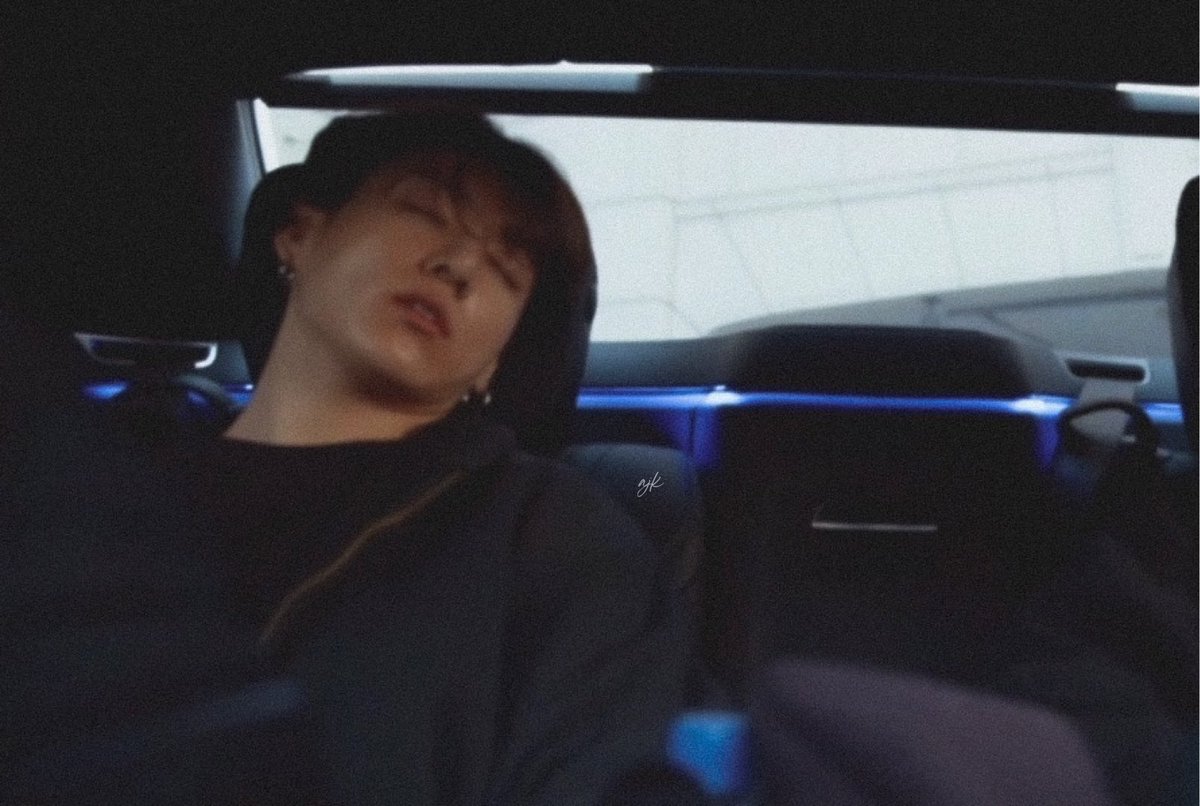 archiveforJK's tweet photo. traveling with jungkook 🧳 https://t.co/Ialx6C4K15