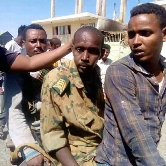 ghrrba1's tweet image. مليشيات الشفتة والجيش الأثيوبي يأسران رقيب فني يتبع للقيادة الشرقية.

الأمر جلل، لابد للقوات المسلحة أن تُمهل الجانب الأثيوبي ثلاث ساعات على تسليم هذا الفرد وإلا تعتبر كل المناطق الأثيوبية العسكرية والمدنية تحت مرمى النيران