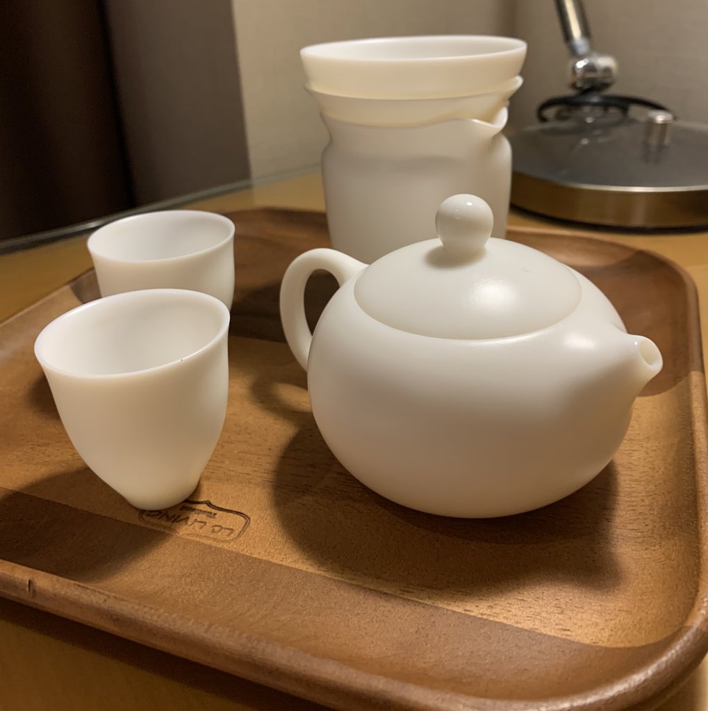 Day 6 of quarantine, my mom is worried about my mental health so she sent me this adorable tea set, with the tray.Most quarantine hotels allow guests to order food deliveries and receive packages. Hotel staff will bring them to your door.I love my mother.