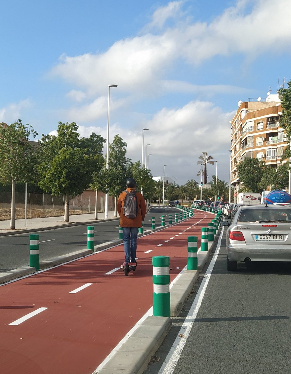 Otra de las ventajas de ir en bici 🚲o patinete🛴 ... evitas colas y ahorras tiempo...🌴🌴
A por más carriles <a href="/esther_dival/">Esther Díez</a>