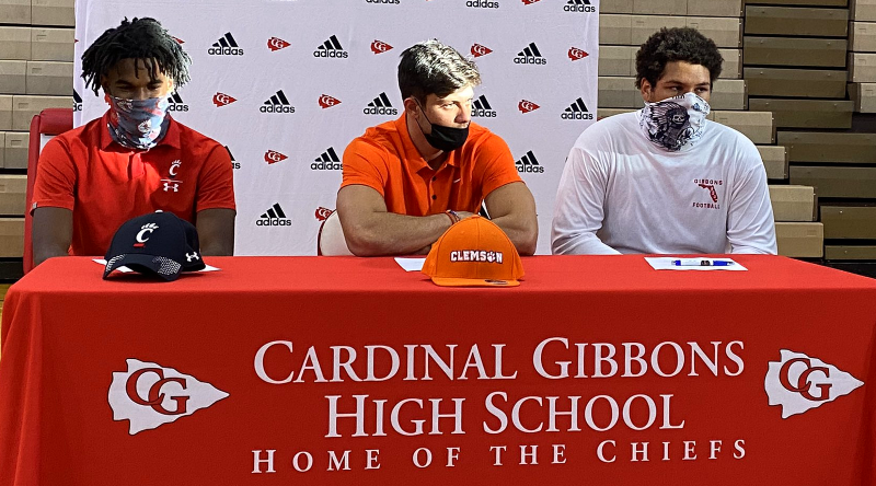 WARMING UP <a href="/Anthony_Earle_/">Anthony Earle</a> (far right) is in good company as he get's ready to sign with <a href="/FAUFootball/">Florida Atlantic Football</a>.  PC: <a href="/ABLichtenstein/">Adam Lichtenstein</a> #FAU #GoOwls 🎄🦉🎄