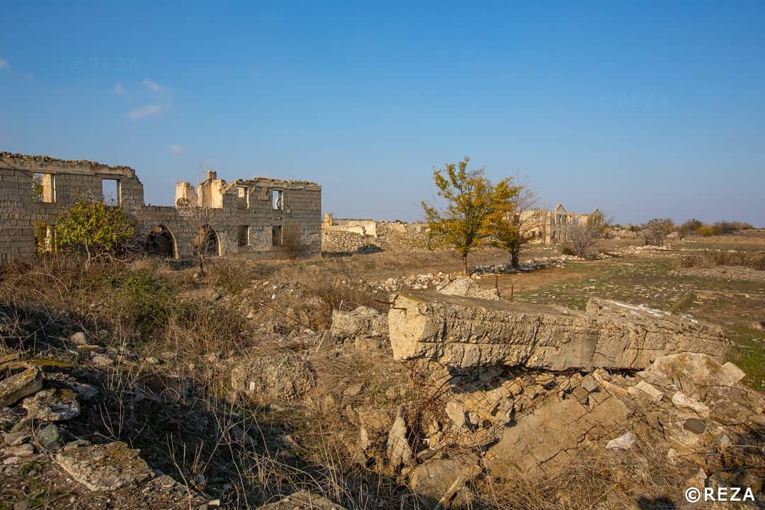 Ağdam, #Azerbaijan In 1992, I was in Ağdam with two french NGOs. I remember this monument dedicated to the mothers of the martyrs. 28 years later this monument doesn't stand anymore as a result of the armenian forces willingness to erase memories of culture and history #karabakh
