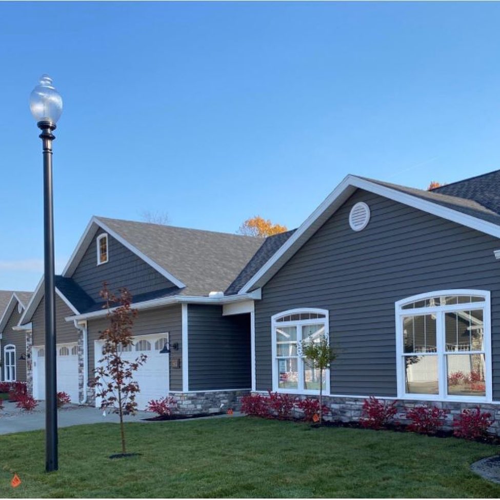 kitchenkompact's tweet photo. These boutique villas in Toledo, OH got a lot of things right starting with the DWhite kitchen! We love the bright, cheerful blue exterior too!
#kitchen #multifamily #villas #kitchenkompact https://t.co/Wno43fPHK0