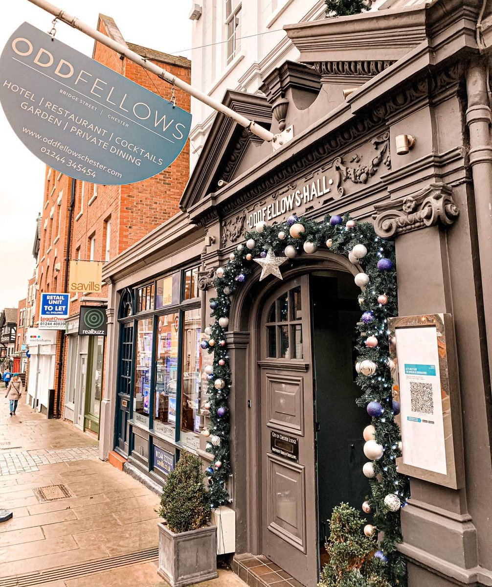 If you're on a Christmas shopping mission...step inside to escape the rain! Fire ✔️ Carols ✔️ Cocktails✔️