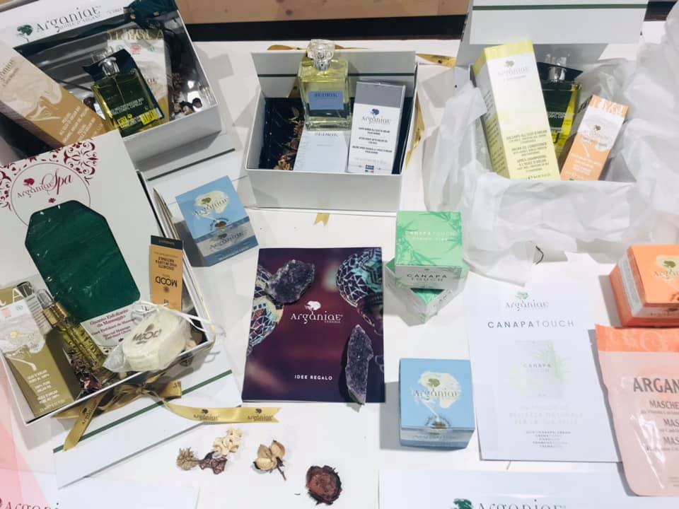 EvitaBio's tweet photo. Le nuove scatole 🎁 ARGANIAE 
Pronte per provocare una magia 🌟 ⭐️ 💫 
Staff
#biologico #tuscany #empoli #evitabio #naturasi #nuovescatole🎁arganiae #magia #staff https://t.co/2B9Ni5IGlU