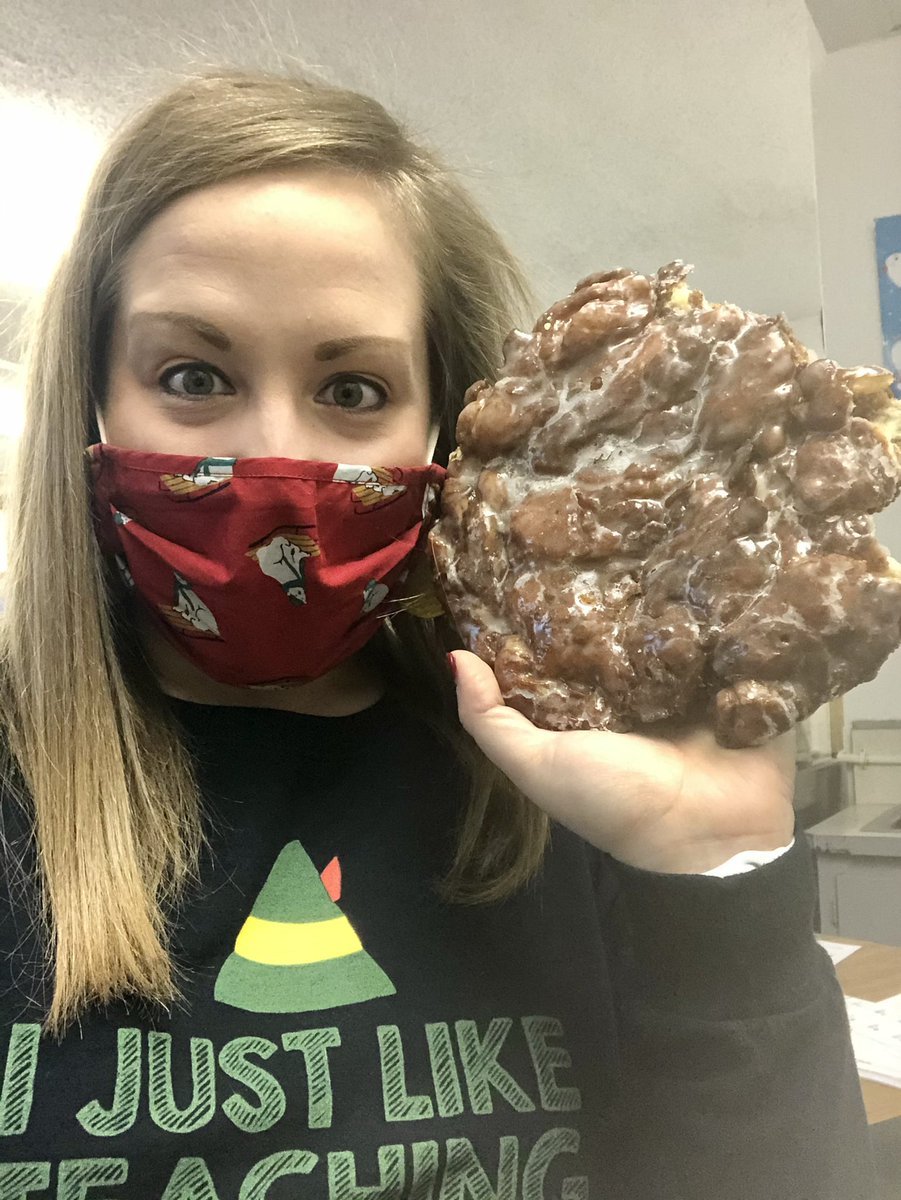 Brooke_Rave's tweet photo. My Secret Pal has OFFICIALLY outdone themselves! 🍩🍎🍩 An Apple Fritter the size of my head & 2 donuts for breakfast! I NEED to know the bakery you got these from because they are heavenly 😋😋 #ViewMyPal https://t.co/e1Ho3gVyff