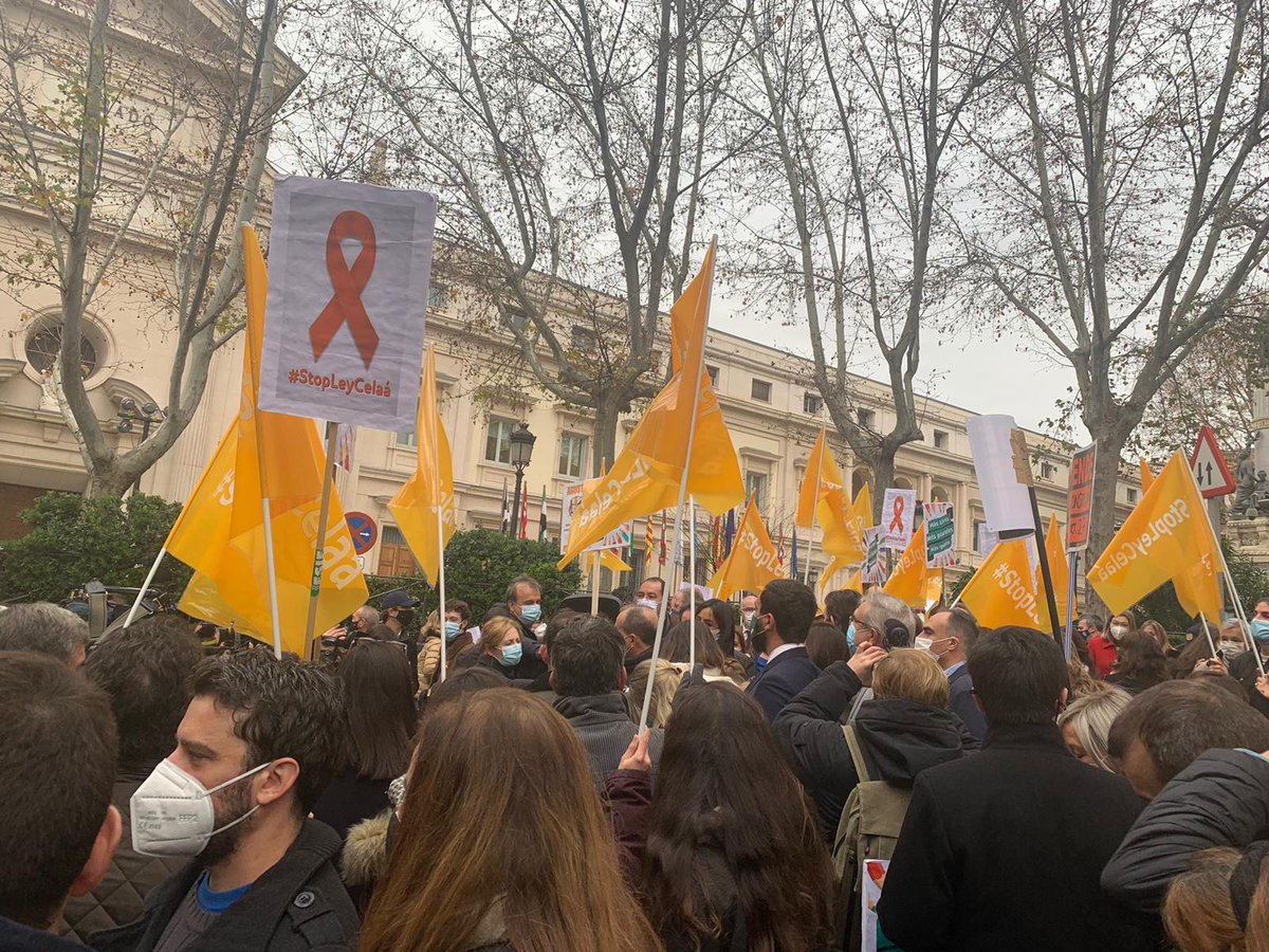 CECEducacion's tweet photo. Esta mañana hemos hecho entrega en el Senado de 1.924.000 de firmas a favor de la libertad de enseñanza, la pluralidad de nuestro sistema educativo y la igualdad de ambas redes y hemos vuelto a decir NO a la #LOMLOE ante su inminente aprobación #StopLeyCelaa #MasPlurales https://t.co/5CeTBeWffA