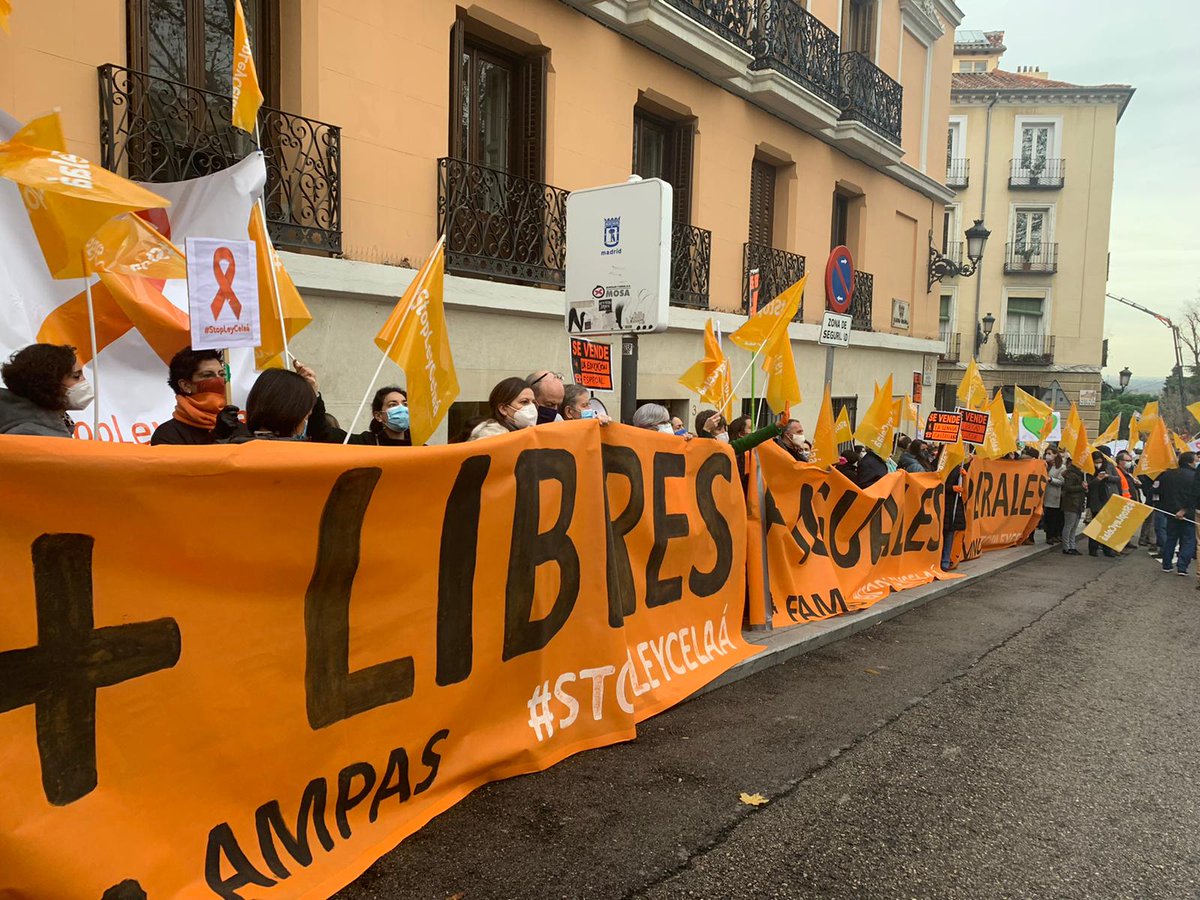CECEducacion's tweet photo. Esta mañana hemos hecho entrega en el Senado de 1.924.000 de firmas a favor de la libertad de enseñanza, la pluralidad de nuestro sistema educativo y la igualdad de ambas redes y hemos vuelto a decir NO a la #LOMLOE ante su inminente aprobación #StopLeyCelaa #MasPlurales https://t.co/5CeTBeWffA