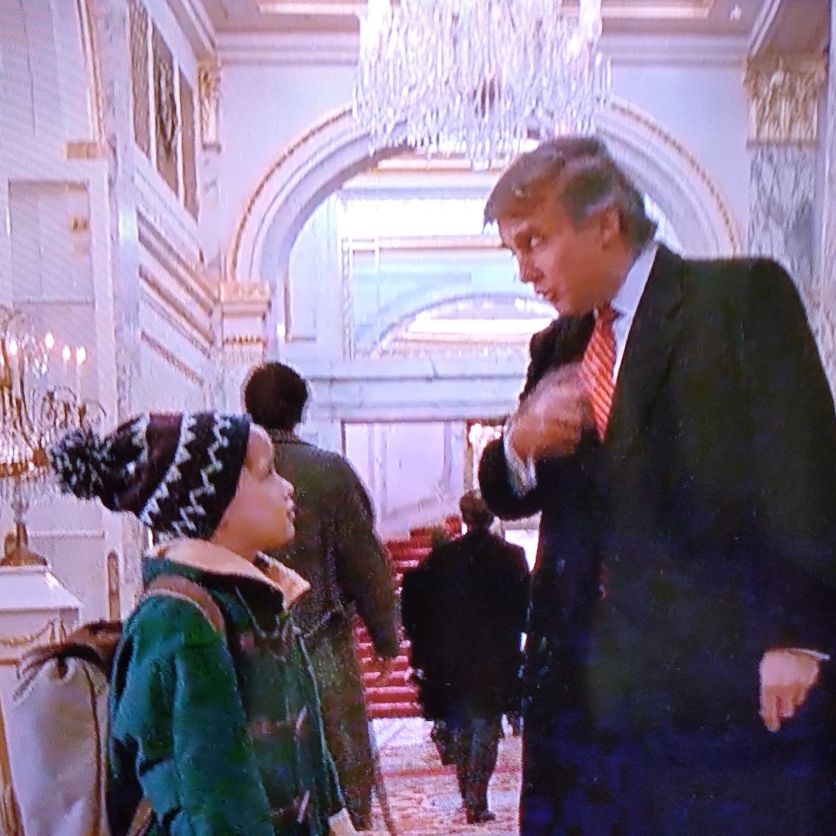 Kevin- гэртээ ганцаараа... Trump-дэлхийд ганцаараа...