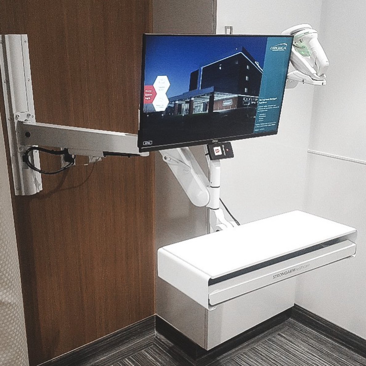 StrongarmHealth's tweet photo. @EvanComHospital sporting a crisp and clean Mighty Mount! #lookinggood #strongarm #strongarmhealthcare #healthcare #mighymount https://t.co/Fqg3m54pk0