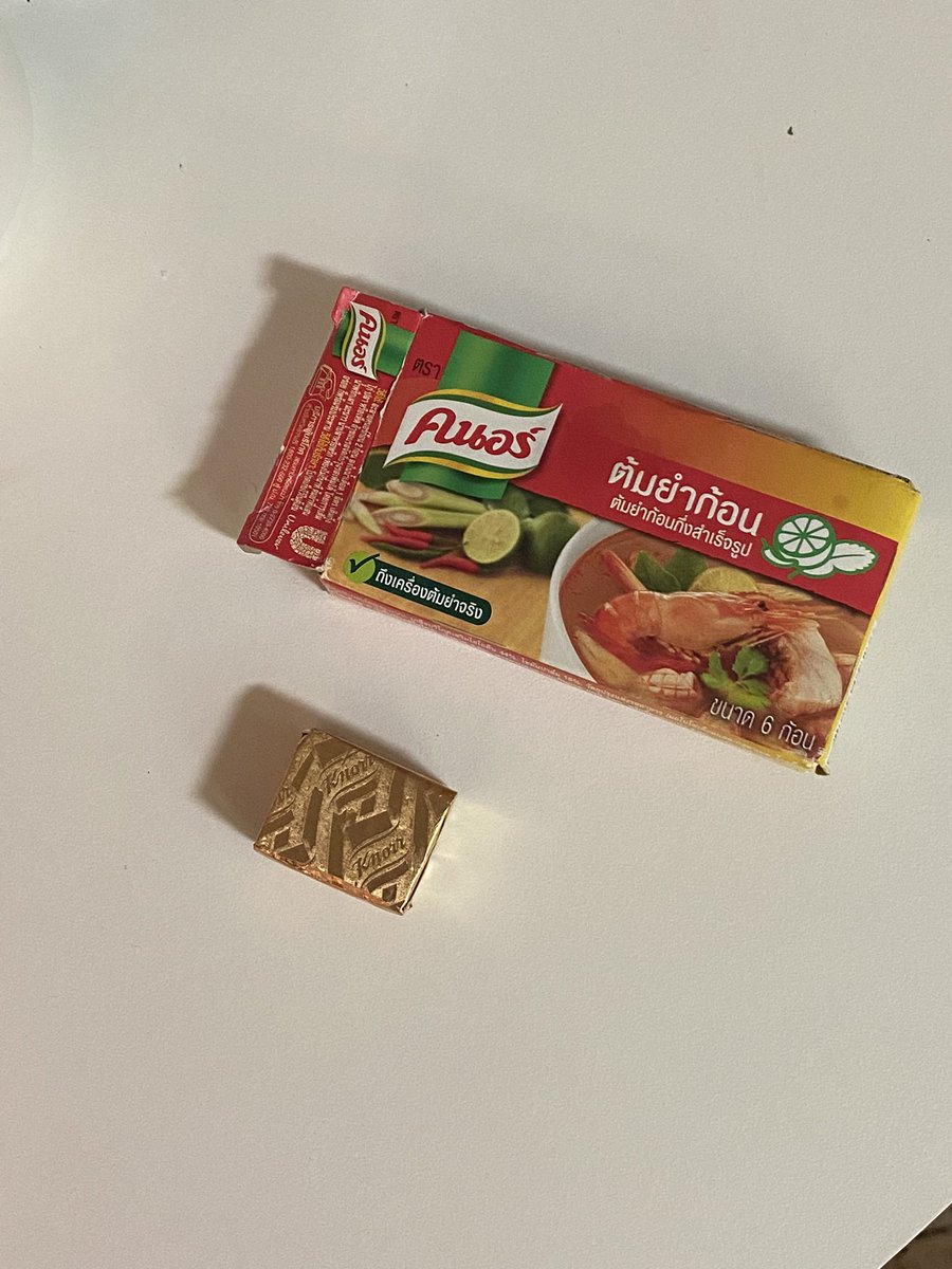 똠양꿍 라면 진짜 마이 페이보릿 확신의 레시피. 똠양꿍 페이스트 말고 똠양꿍 스톡 크노르사에서 나오는거 있거든 라면 끓일 때 라면 스프 반~2/3만 넣고 저 큐브 반 넣고 방토 좀 넣고 끓이면 진짜 맛있음! 마지막에 숙주넣고 고수 올림 더 맛있고 토마토페이스트 있다면 끓일때 한 작은 술 같이넣어