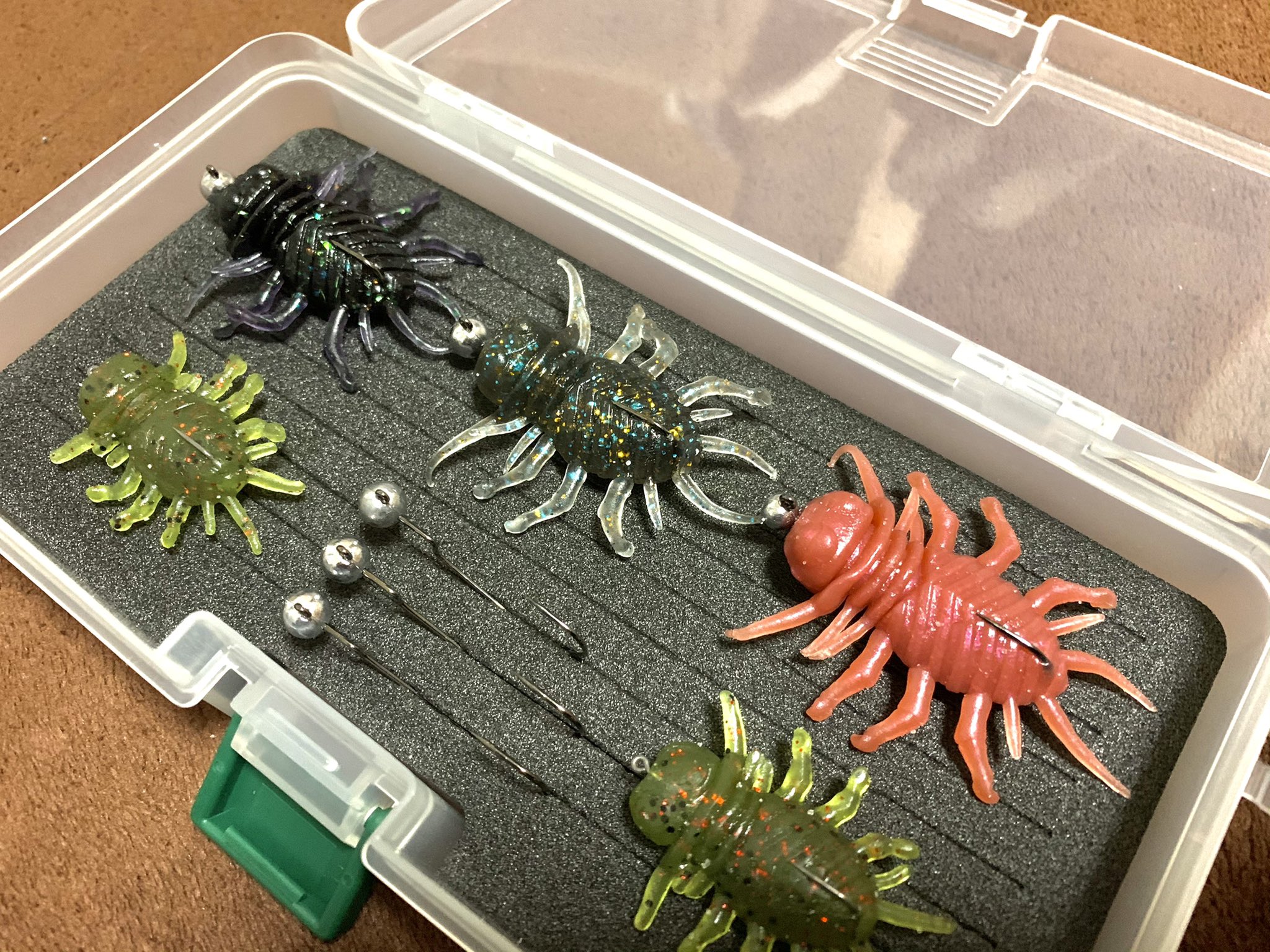 釣り好きのコウヘイ 僕の忍虫 小忍虫の持ち運び 保管方法 スリット入りのスポンジが入ったケースにフックをつけたまま 形も崩れないし ワームが溶けることもない 超オススメですよ Duointernational Realis 忍虫 小忍虫 レアリスモニター
