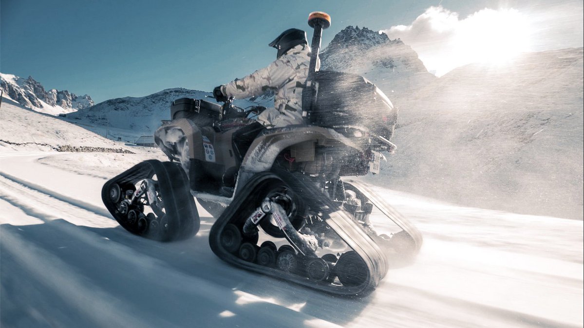 armeedeTerre's tweet image. #JeudiPhoto 📸 Cette image représente :
1⃣ un sapeur du #2REG sur un Yamaha Kodiak chenillé 🏔️
2⃣ une capture d'écran du dernier #COD (Call of duty 🎮)
3⃣ le rejeton non officiel d'un #VHM et d'un quad 🛠️
4⃣ sans doute un montage photo 🙄 !

Des idées ?
#MatosTerre