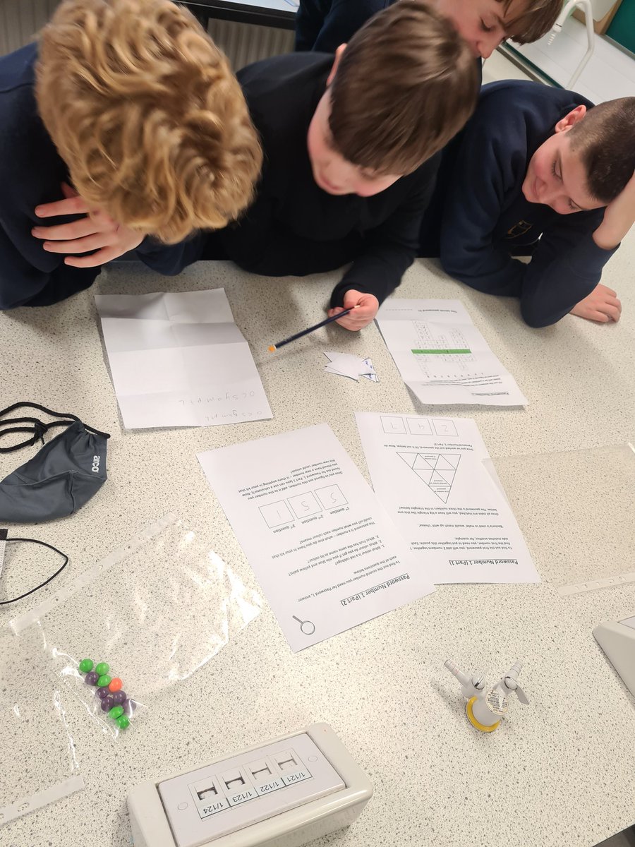 MrBeattie10's tweet photo. @MissDDuke's last S1 Science lesson is a challenge task to find the Christmas present theif! 😱 - Pupils loved the challenge! @invacad @invacadsci https://t.co/dwiQUm0a97